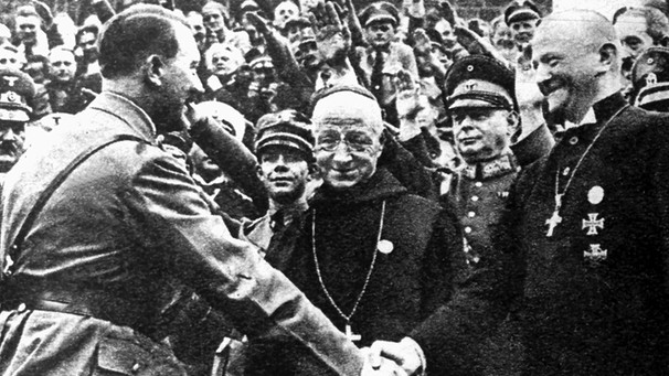 Auf dem Reichparteitag 1934: Hitler und Kirchenvertreter | Bild: picture-alliance/dpa
