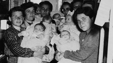 Gruppenbild der im KZ geborenen Babys und ihrer Mütter | Bild: picture-alliance/dpa