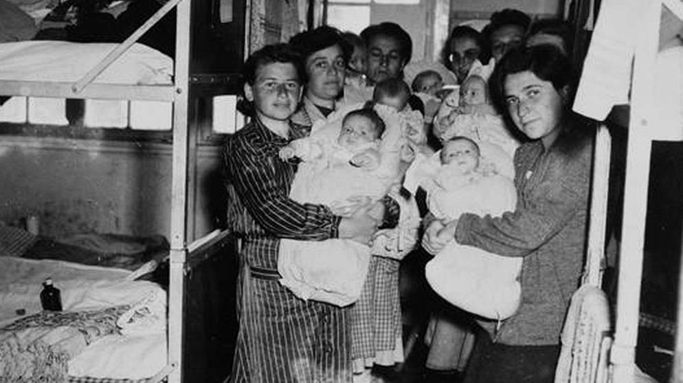 Gruppenbild der im KZ geborenen Babys und ihrer Mütter | Bild: picture-alliance/dpa