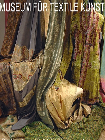golddurchzogene Sarees, ein Chapan vom Bürgermeister von Kabul aus dem Jahr 1973  | Bild: Erika Knoop/Museum für textile Kunst