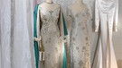 1950er Jahre: Abendkleid aus weißer Seide mit üppiger Stickerei  | Bild: Erika Knoop/Museum für textile Kunst