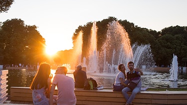Liebespaare am Brunnen im Park - Symbolbild | Bild: picture-alliance/dpa/Christian Charisius
