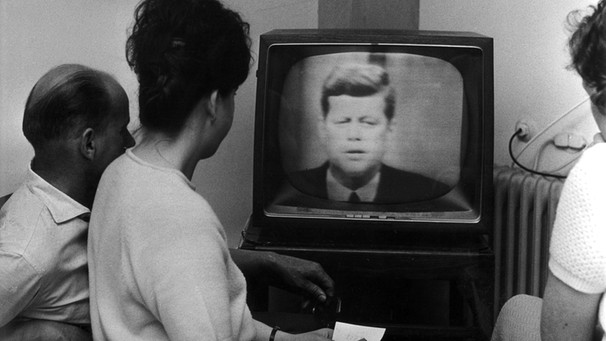 Anfang der 1960er Jahre: Vor dem fernsehgerät | Bild: picture-alliance/dpa