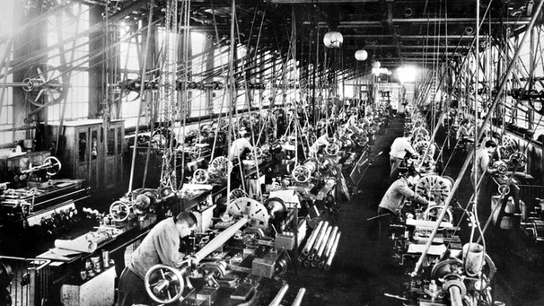 Arbeiter in den Produktionshallen von Krupp | Bild: picture-alliance/dpa