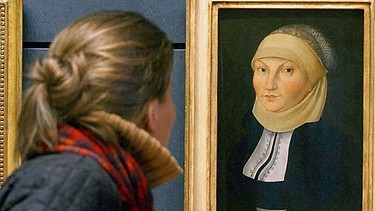 Die erste "Pfarrfrau" - Katharina von Bora auf einem Gemälde von Lucas Cranach d.Ä. (betrachtet von einer jungen Frau) | Bild: picture-alliance/dpa/ZB/Waltraud Grubitzsch.jpg