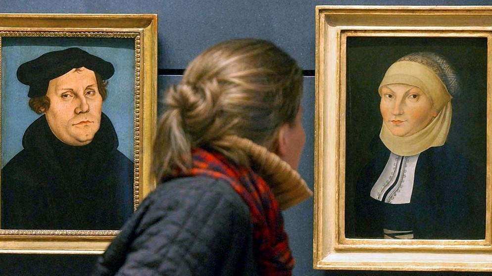 Die erste "Pfarrfrau" - Katharina von Bora auf einem Gemälde von Lucas Cranach d.Ä. (betrachtet von einer jungen Frau) | Bild: picture-alliance/dpa/ZB/Waltraud Grubitzsch.jpg