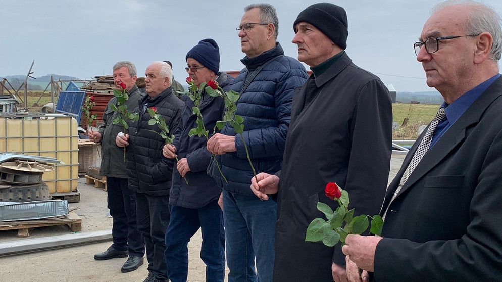 Überlebende von Folter und Gefangenschaft in Bosnien legen vor einstigen Orten ihrer Gefangenschaft - leerstehenden Getreidesilos - Blumen nieder  | Bild: Ziviler Friedensdienst