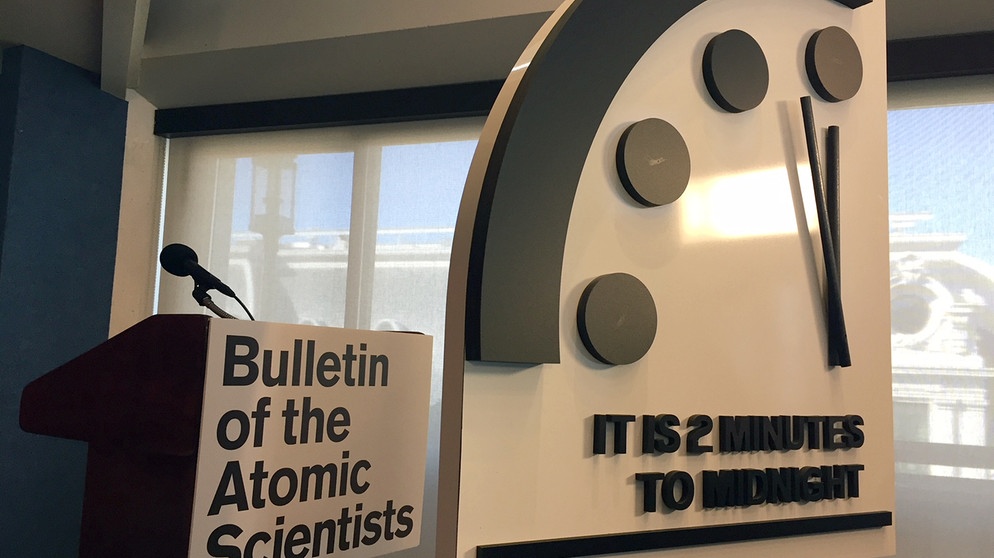 Die Weltuntergangsuhr des Bulletin of Atomic Scientists in Washington steht kurz vor 12 | Bild: picture alliance_Gretel Johnston_dpa