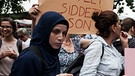 Kopftuchträgerinnen und Frauen ohne Kopftuch demonstrieren bewusst gemeinsam | Bild: Nar Photos Istanbul