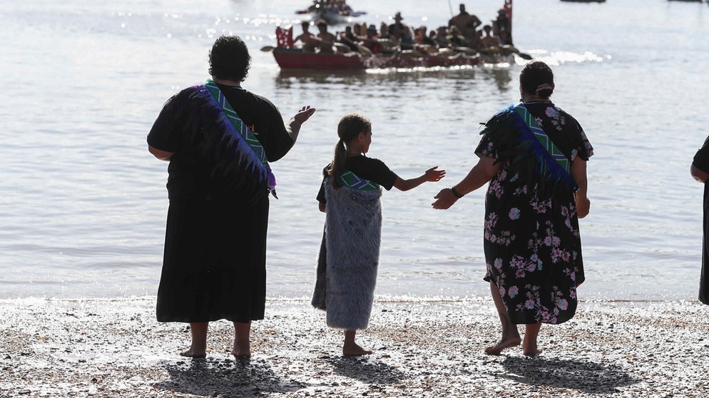 A Maori canoe, a waka, is welcomed to Waitangi, northern New Zealand for Waitangi Day celebrations Tuesday, Feb. 6, 2024. | Bild: picture alliance / ASSOCIATED PRESS | Michael Cunningham
