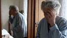 Die Alzheimer-Krankheit ist die häufigste Form der Demenz - im Bild: Ältere Frau greift sich an den Kopf | Bild: colourbox.com