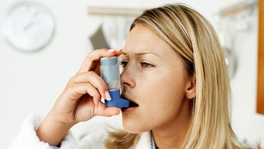 Inhalieren ist bei Asthma in jedem Fall notwendig - im Bild: Frau beim Inhalieren | Bild: Stockbyte