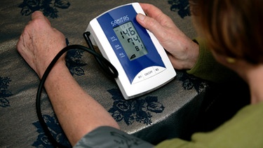 Frau bei der Messung ihres Blutdrucks | Bild: colourbox.com