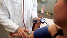 Ein erhöhter Bltdruck kann gefährlich sein - mehr dazu hier ... Im Bild: Frau bei einer Blutdruckmessung | Bild: colourbox.com