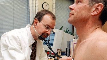 Arzt hört Lunge eines Patienten ab | Bild: picture-alliance/dpa