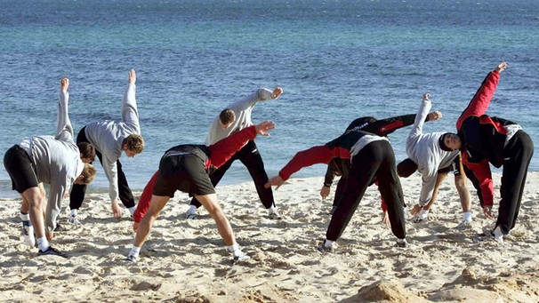 Patienten bei Übungen zur Kräftigung der Lunge am Strand | Bild: picture-alliance/dpa