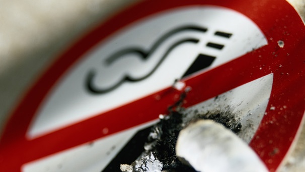 Zigarette wird auf einem Rauchverbotsschild ausgedrückt | Bild: Getty Images