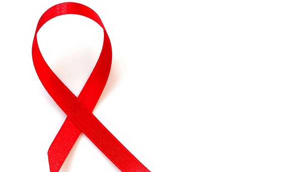 Rote Aidsschleife auf weißem Grund. | Bild: picture-alliance/dpa