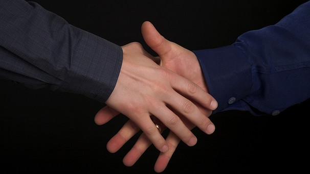 Zwei Menschen reichen sich die Hände | Bild: colourbox.com