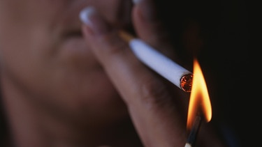 Das Rauchen aufzuhören ist leichter gesagt als getan - im Bild: Frau beim Anzünden einer Zigarette | Bild: Getty Images