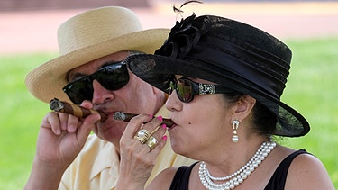 Mann und Frau, eine Zigarre rauchend | Bild: picture-alliance/dpa