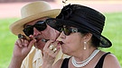 Mann und Frau, eine Zigarre rauchend | Bild: picture-alliance/dpa