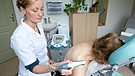 Ultraschallbehandlung einer Rheumapatientin | Bild: picture-alliance/dpa