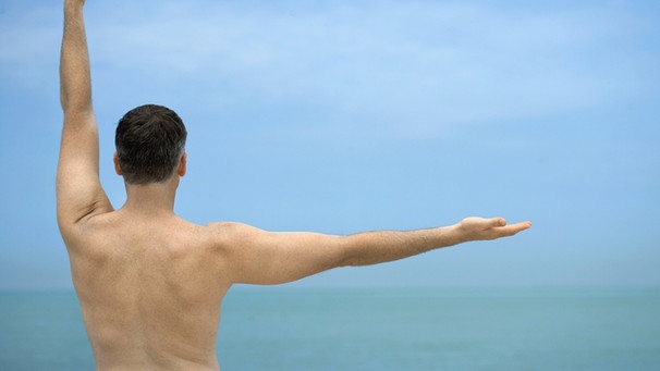 Tipps gegen Rückenschmerzen gibt das Gesundheitsgespräch - im Bild: Mann mit ausgeprägter Rückenmuskulatur beim Training | Bild: colourbox.com