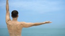 Tipps gegen Rückenschmerzen gibt das Gesundheitsgespräch - im Bild: Mann mit ausgeprägter Rückenmuskulatur beim Training | Bild: colourbox.com