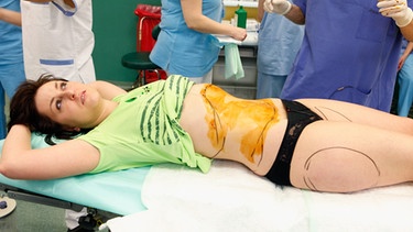 Patientin bei der Vorbereitung einer mehretagigen Schönheitsoperation | Bild: picture-alliance/dpa