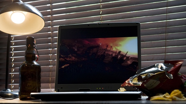 Laptop mit laufendem Computerspiel, daneben Chips und Bier | Bild: picture-alliance/dpa