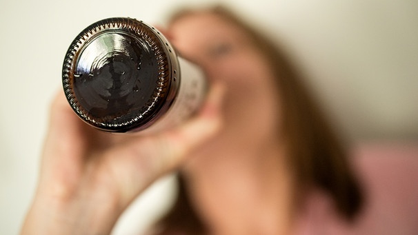 Junge Frau trinkt Bier aus der Flasche | Bild: picture-alliance/dpa