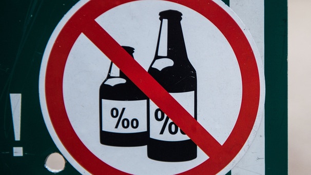 Schild mit der symbolischen Botschaft: "Alkoholverbot" | Bild: picture-alliance/dpa