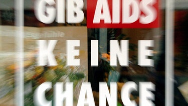 Scheibe mit Aufdruck der Kampagne "Gib Aids keine Chance" | Bild: picture-alliance/dpa