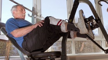 Im alter ist das Training der Muskulatur für die Stabilität wichtig - im Bild: Mann beim Training an der Beinpress | Bild: picture-alliance/dpa