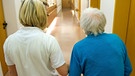 In Bayern gibt es deutschlandweit die erste Demenzstrategie. doch was bringt sie wirklich? Im Bild: Demenzkranke mit Pflegerin in einem Seniorenheim. | Bild: picture-alliance/dpa