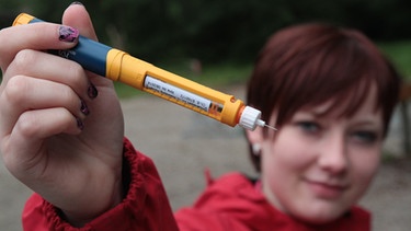 Bei Diabetes Typ-1 gehört das tägliche Spritzen von Insulin meist zum Alltag - im Bild: Mädchen hält einen Insuli-Stift | Bild: picture-alliance/dpa