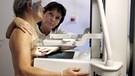 Auch bei Bustkrebs gilt: Je früher die Erkrankung entdeckt wird, desto besser - im Bild: Mammographie-Untersuchung | Bild: picture-alliance/dpa