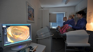 Durch eine sogenannte Stuhltransplantation kann sich die Darmflora wieder erholen. Im Bild: endoskopischa Aufnahme eines Darms | Bild: picture-alliance/dpa