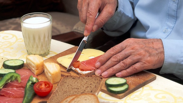 Älterer Mann bereitet sich eine Brotzeit zu | Bild: picture-alliance/dpa