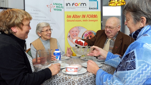 Senioren essen Lebensmittel aus der sogenannten "Mitmachbox", einem Projekt  zur gesunden Ernährung im Alter, das u.a. vom Ernährungsministerium iniitiiert wird. | Bild: picture-alliance/dpa