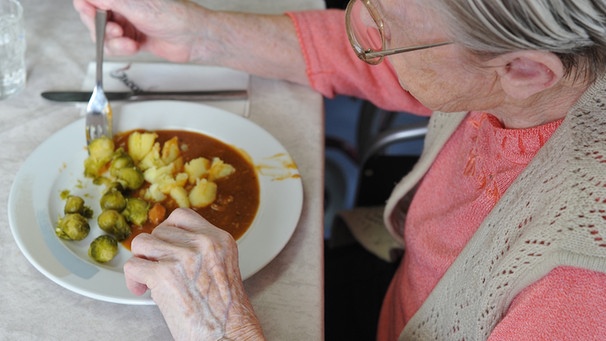 Ältere Frau beim Essen im Seniorenheim | Bild: picture-alliance/dpa