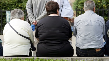 Ältere, zum Teil übergewichtige Menschen, im Freien | Bild: picture-alliance/dpa