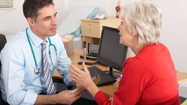 Patientin im Gespräch mit ihrem Arzt | Bild: colourbox.com