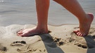 Schmerzfrei laufen mit gesunden Füßen - im Bild: barfuß Laufender im Sand | Bild: colourbox.com