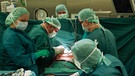 Chirurgen während einer Operation am offenen Herzen am Herzzentrum Berlin | Bild: picture-alliance/dpa