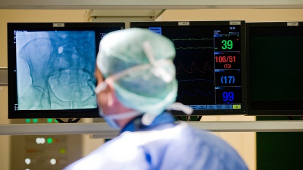 Chrirurg während einer Herzoperation am Herzzentrum Dresden | Bild: picture-alliance/dpa