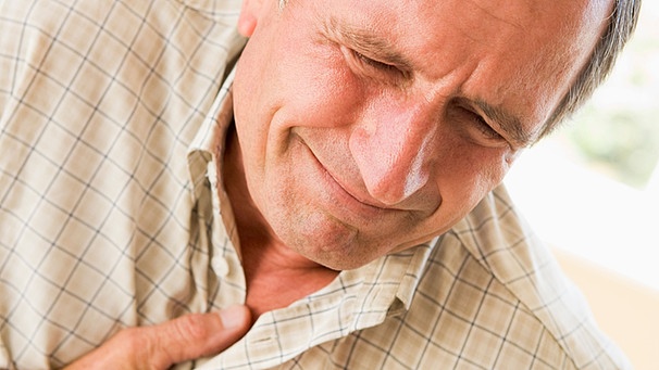 Herzinfarkt-Patienten werden immer jünger. Im Bild: Mann mit Schmerzem im Brustkorb | Bild: colourbox.com