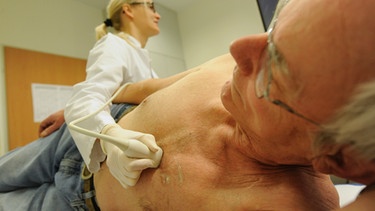 Patient bei einer Ultraschall-Untersuchung am Herzen | Bild: picture-alliance/dpa