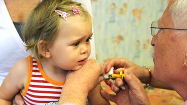 Impfung eines kleinen Mädchens beim Kinderarzt | Bild: picture-alliance/dpa